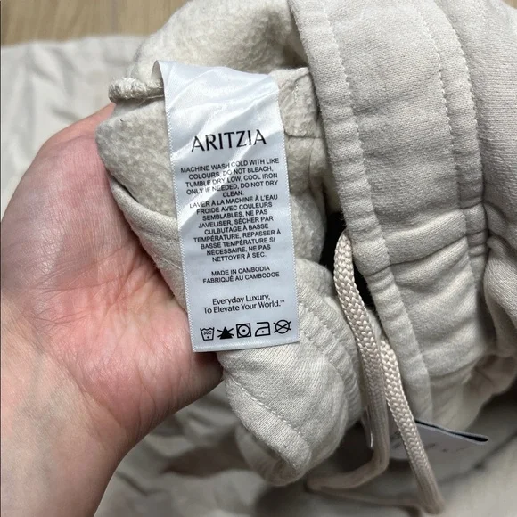 Aritzia Women's Light cream Cargo Joggers - Picture 5 of 7